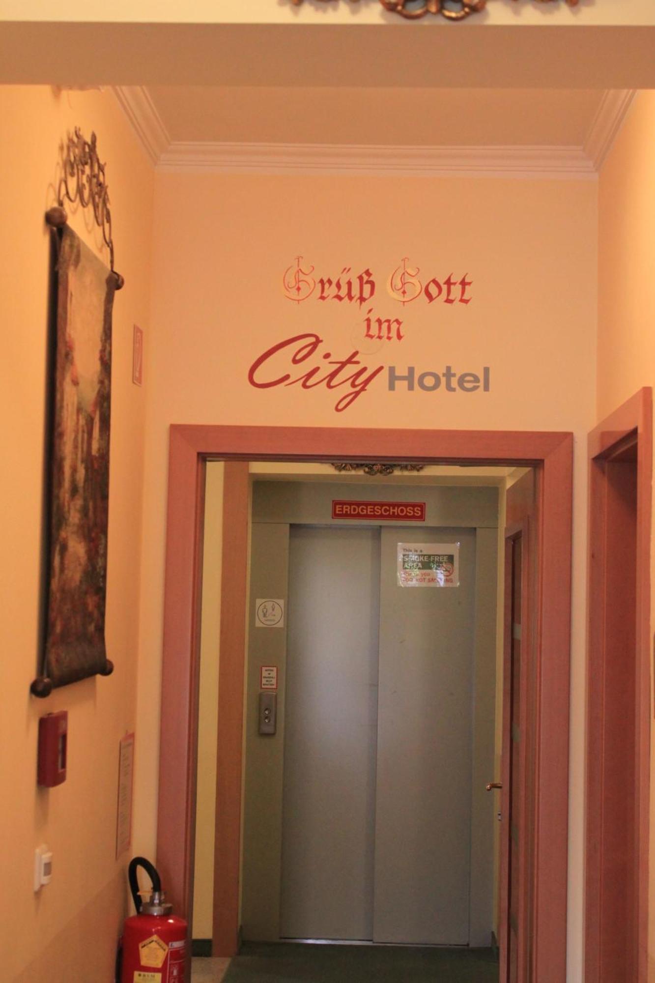 City Hotel Нойнкірхен Екстер'єр фото