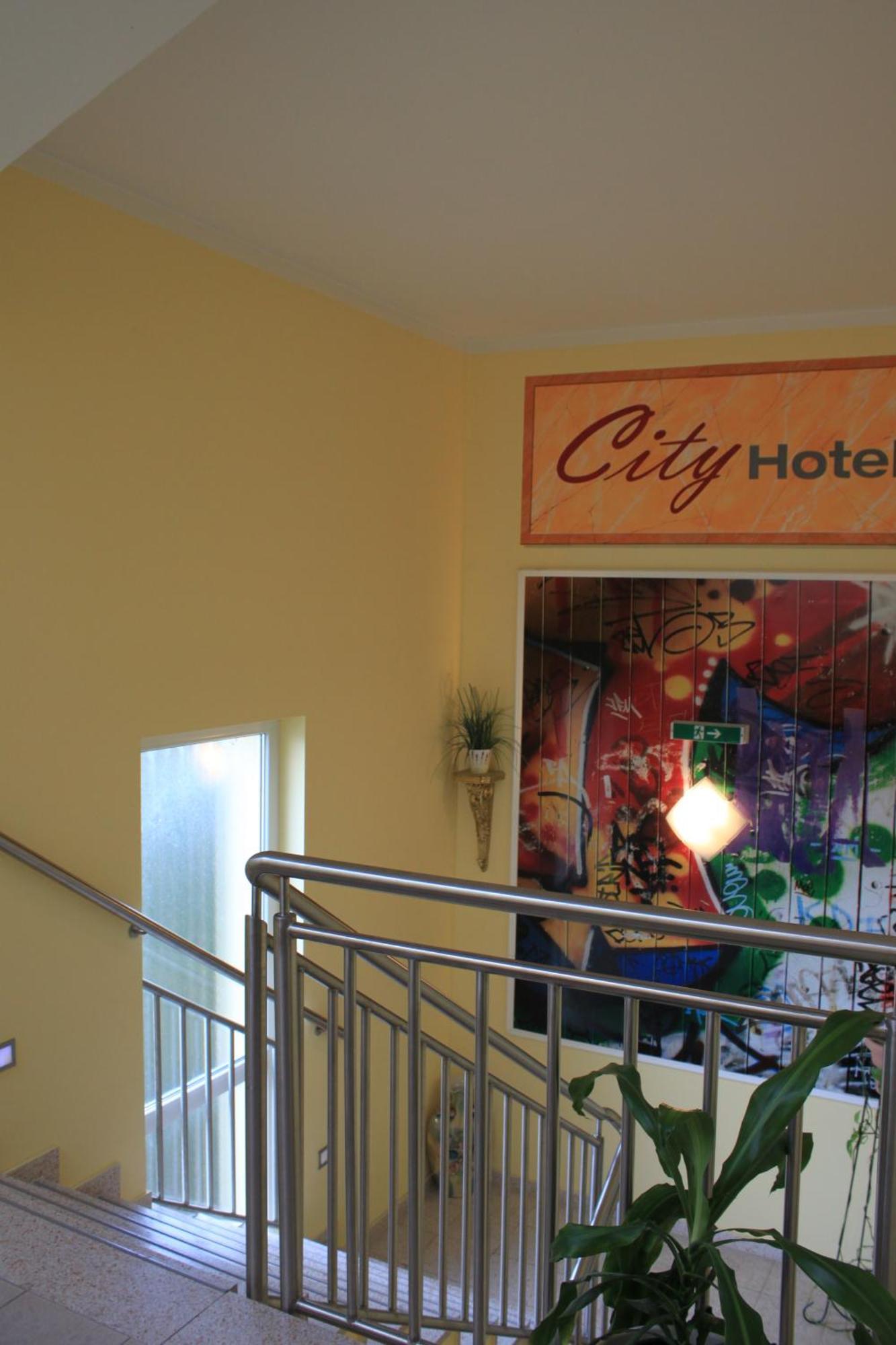 City Hotel Нойнкірхен Екстер'єр фото